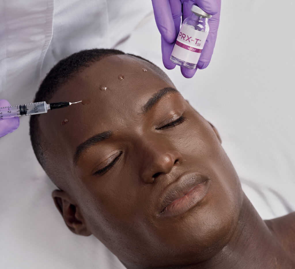 Application d’un protocole PRX Therapy réalisée en cabinet de médecine esthétique